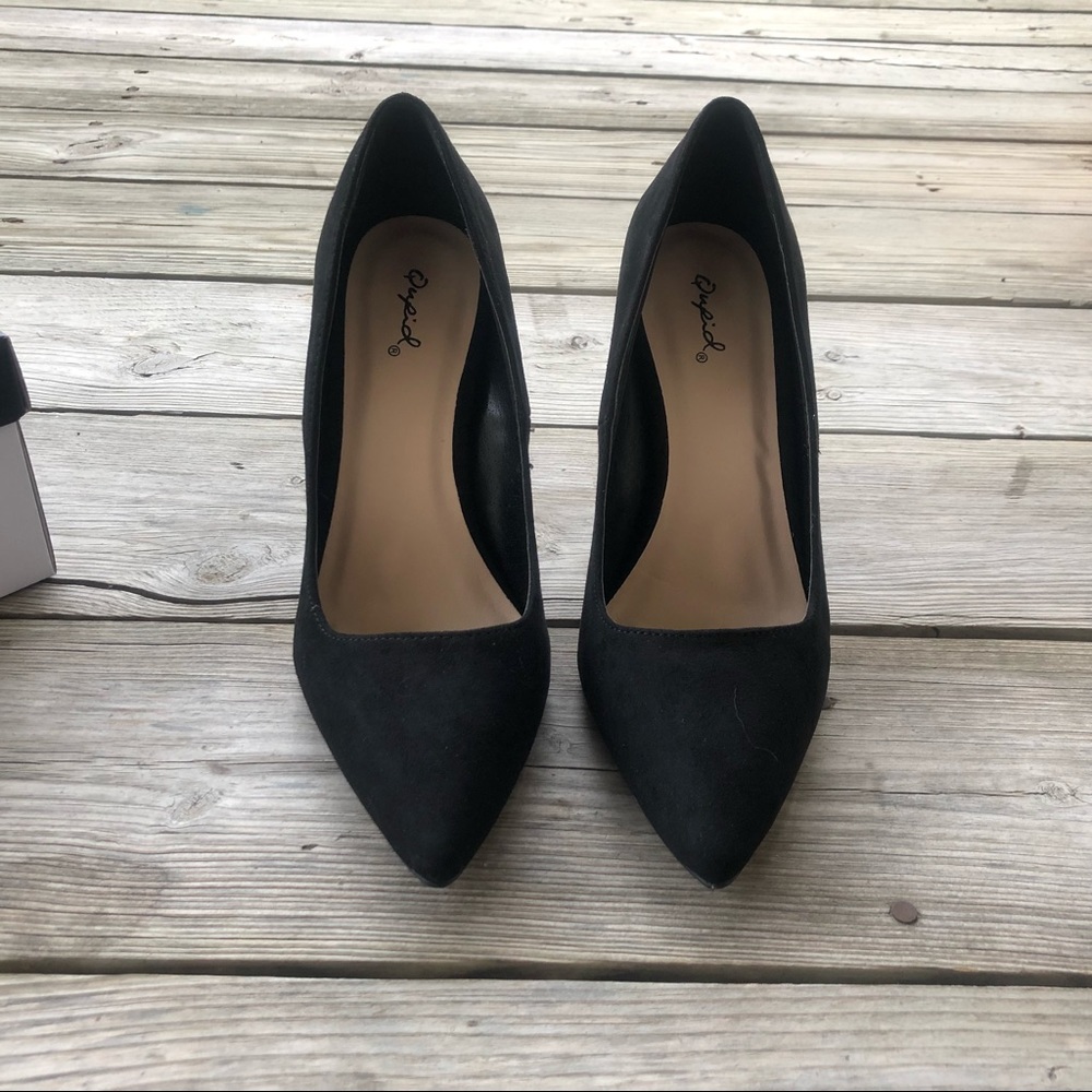 Black Pumps - Picture 5 of 8